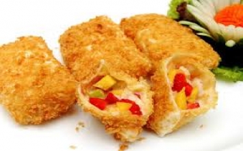 Lạ miệng với cách làm chả giò trái cây cực ngon